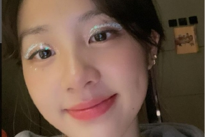 黄多多晒16岁生日怼脸照 眼妆吸睛五官精致