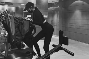 关晓彤晒全黑look健身照 身材比例优越大长腿抢镜