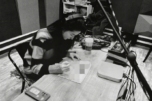 刘亦菲晒《梦华录》配音照 发丝轻垂侧颜清秀