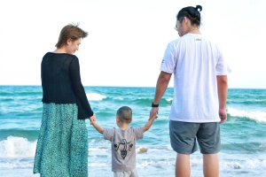 马丽情人节晒一家三口海边背影照