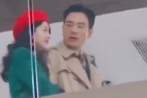 赵丽颖李光洁新剧曝路透手挽手逛商场