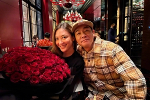 应采儿卡点晒照庆祝结婚十二周年