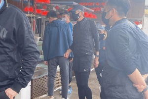 周润发菜市场买鱼被偶遇