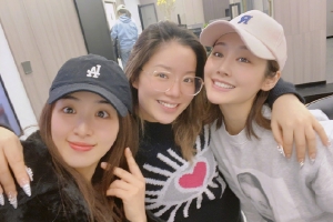 张含韵晒和李纯王菊合照梦回爱很美味