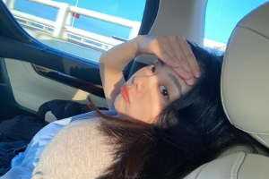 谭松韵晒车内光影随拍甜笑wink