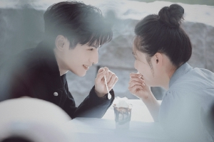 罗云熙吴倩《追光者》路透甜蜜对视