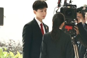 成毅蔡文静新剧路透曝光 穿正装对戏正气满满