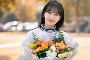 宋茜新剧杀青 手捧鲜花笑容灿烂状态好