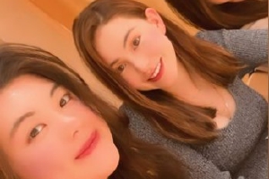 昆凌晒与好友聚会照 着灰色长袖针织衫笑容灿烂