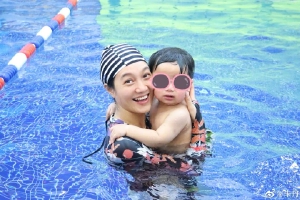 朱丹凌晨晒与小儿子游泳照 母子二人泳池相拥