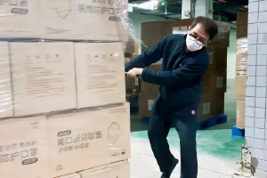 亲力亲为！成龙搬运口罩等捐助香港的防疫物资