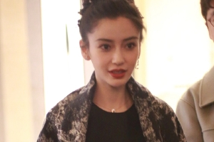 Angelababy高盘发利落知性 黑裙搭披肩优雅端庄