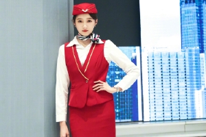 关晓彤再现空姐造型 穿制服秀蛮腰大长腿