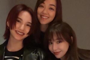 王心凌晒好友聚会合照 杨丞琳短发公主切造型酷飒