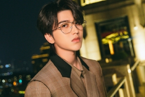 蔡徐坤穿英伦格纹大衣绅士帅气 金丝眼镜温文儒雅