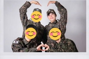 朴宝剑退伍前与军队同事合照留念 一起搞怪一起嗨