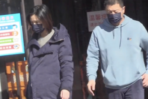 李亚鹏陪海哈金喜现身医院 女方穿羽绒服孕肚明显