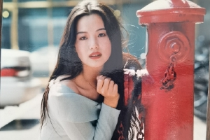 咏梅晒旧照庆祝妇女节 穿灰色紧身连衣裙秀美腿