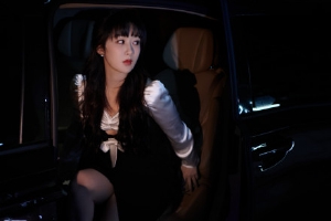 杨紫停车场大片 黑白配简约大气胸前暗藏玄机