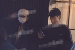 宋祖儿杨芸晴饭后叫代驾 一路热聊回家