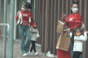 方媛与四岁大女儿手拉手出街