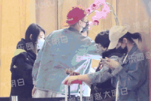 王大陆帮蔡卓宜拎包围外套 男友力十足