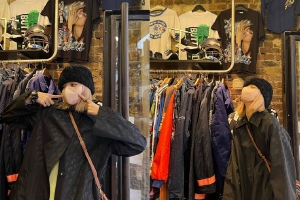 Lisa巴黎逛街随拍偶遇衣服上的自己