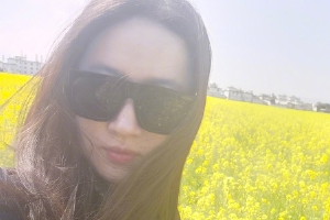 刘亦菲凌晨晒自拍 戴墨镜置身于油菜花中心情不错