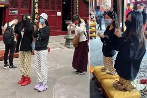 By2风波后现身普陀山拜佛祈福被偶遇