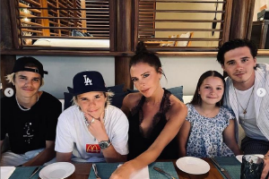 维多利亚母亲节晒家庭温馨合照