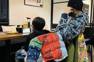 周杰伦带儿子散心调节情绪画风有爱