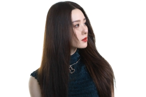 刘诗诗长发花絮照温柔清冷