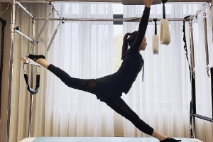 董璇居家做普拉提超自律