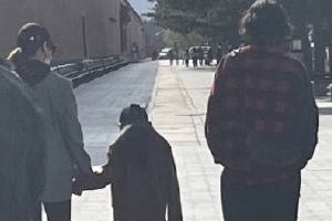 李承铉戚薇带Lucky游故宫被偶遇