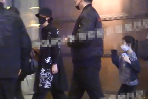 李承铉接戚薇下班lucky紧随其后