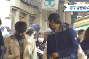 纪凌尘携女友现身看话剧