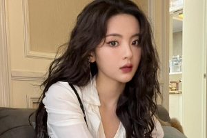 杨超越晒羊毛卷造型随拍 五官精致元气满满