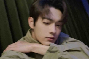 许凯微博营业晒怼脸自拍 对镜头wink帅气可爱