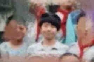 王一博童年照留斜刘海被调侃“从小是酷盖”