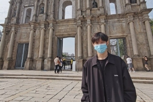 袁咏仪儿子晒澳门旅行照文案严谨