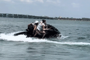 谷爱凌海上狂飙摩托艇