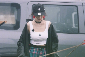 杨幂穿白色工字背心身材好辣