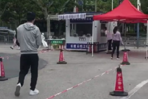 陈晓陈妍希穿情侣运动装做核酸