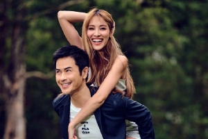 郑嘉颖晒与妻子陈凯琳恩爱写真