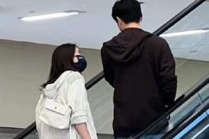 张智霖袁咏仪逛街被网友偶遇