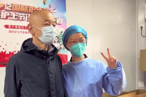 葛优做核酸与医护人员亲切合影