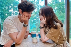 陈乔恩补发与Alan领证当天合影