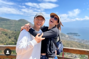 甄子丹陪太太大理旅游当专属摄影师