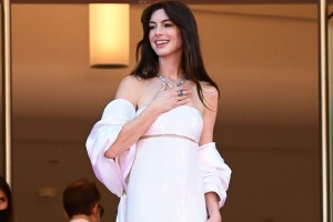 安妮·海瑟薇着抹胸礼服亮相戛纳红毯