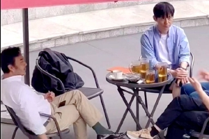 何炅汪涵与快本首位导演喝茶聊天